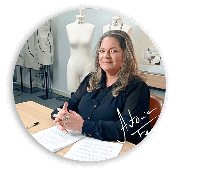 Antonia Ferreira - Antonia Ferreira é designer de moda, escritora e especialista na indústria do vestuário, com mais de 40 anos de experiência em modelagem industrial, sob medida, alta costura e alfaiataria. Seu método já impactou mais de 150.000 alunos, e seus livros foram vendidos para 21 países, tornando-a uma referência em modelagem, especialmente no segmento plus size.